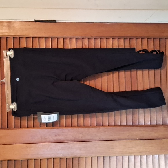 🆕️ Bally / Total Fitness woman's size medium black capri leggings - Picture 3 of 5